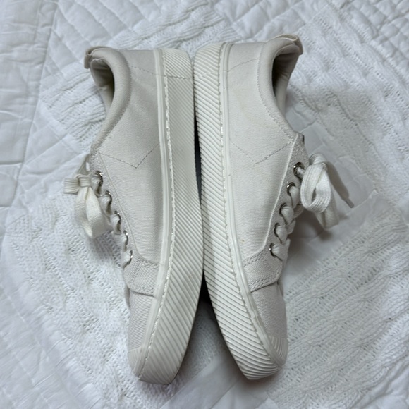 Cariuma Off White Canvas Sneakers 9 Women / 7.5 Men - Picture 2 of 12